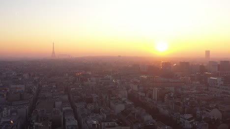Wunderschöner-Sonnenuntergang-über-Der-Hauptstadt-Paris,-Frankreich,-Eiffelturm,-Dächer,-Städtische-Verschmutzung